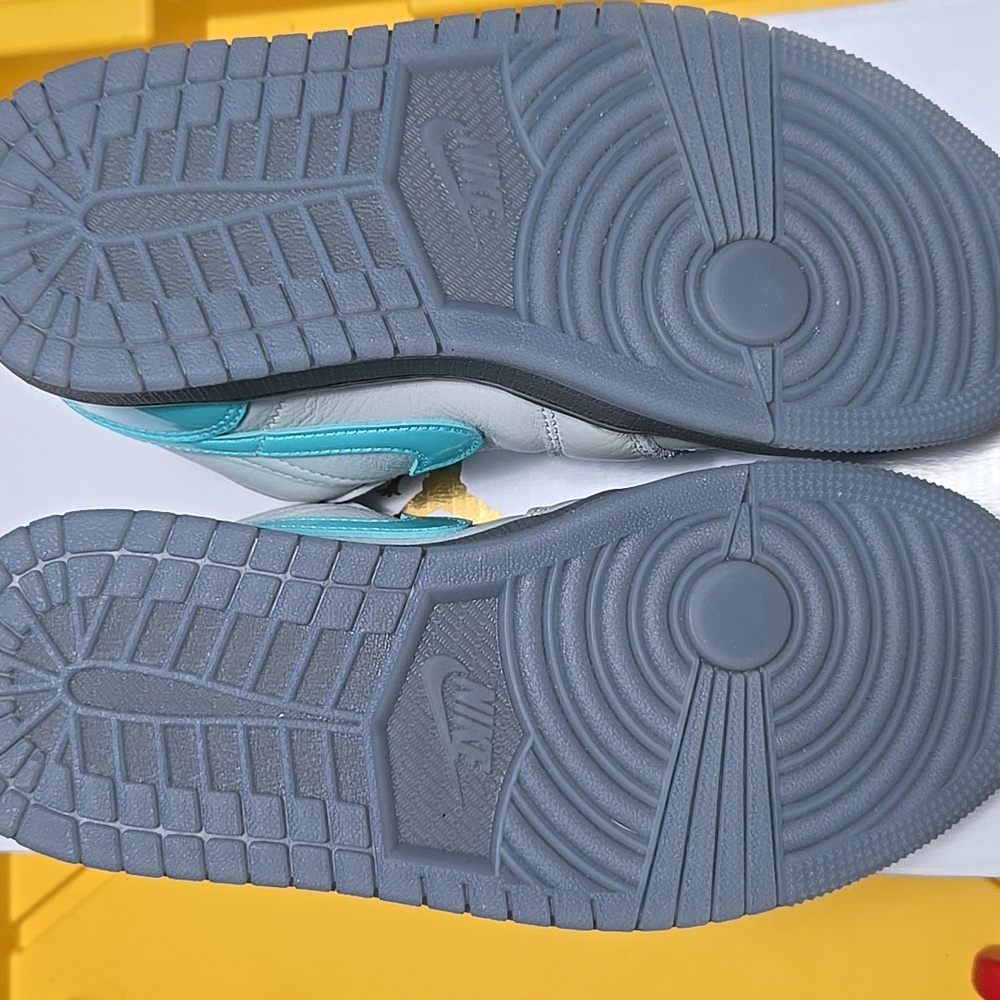 BRAND NEW AIR Jordan 1 Low SE - Picture 7 of 13